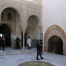 ナサリーエス宮殿を構成する建物群の一つ、メスアール宮の中庭