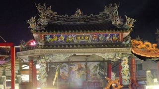 士林夜市の中に有るお寺