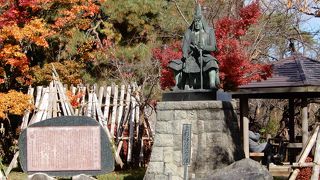 座った上杉謙信像