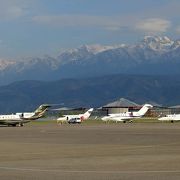 お天気が良ければ天山山脈の眺めがいい空港。お土産品店や免税品店には期待しない方がよし。