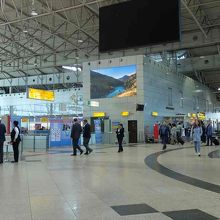 チェックインホール周辺はスッキリしてましたが…、