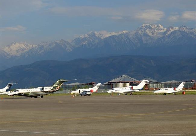 お天気が良ければ天山山脈の眺めがいい空港。お土産品店や免税品店には期待しない方がよし。