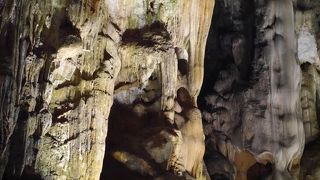 広大な鍾乳洞。