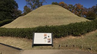 ちょっと道路から離れたところにある