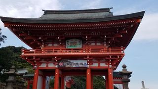 洞窟内に本殿が鎮座する神社