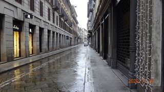 スカラ座に向かって右側の通りをまっすぐ北に歩いて行きました。