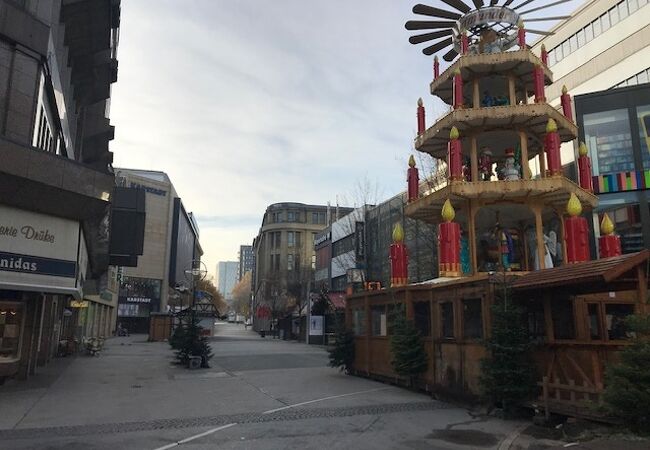 本当は賑やかな通りのはずなんですが