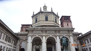 教会前の広場には、古代ローマ時代の列柱が並んでいます。壮観です！