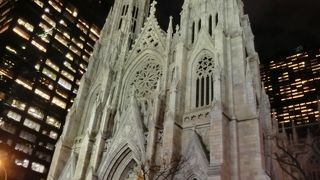 タイムズスクエァから五番街に行く途中にありました