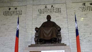 立派な紀念堂です。中は蒋介石の銅像が。