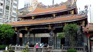 すごい量の彫刻で宇。