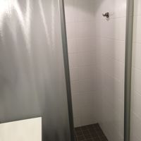 シャワーカーテンではなくスライドドアの仕切りで防水が完璧
