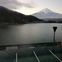 最上階の露天風呂から望む富士山と河口湖