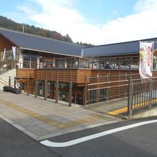 道の駅駐車場と役所の駐車場の高さが異なり二階建てか半地下か？