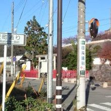 舞鶴城公園を出て南東側、お堀沿いにあります。