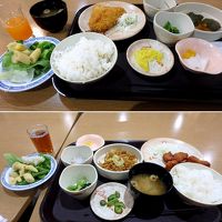 １泊目と２泊目の日替わり定食。サラダとドリンクは自分で選択