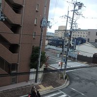 客室の窓からの景色。客室によっては向かいの部屋の窓しか見えず