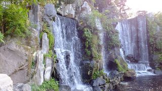 人工とは思えない立派な池です。