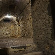 旧市庁舎の地下へ潜ります