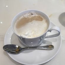 カフェオレ。生クリームが良い感じ。