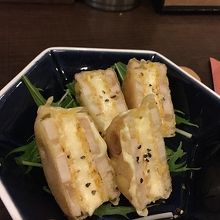 レンコンのチーズはさみ揚げのような。とても美味しかったです。