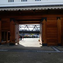 甲府駅方を見る。