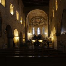 外観とは裏腹なシックな内部