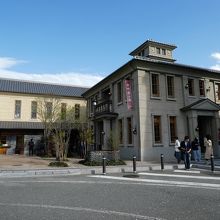 この建物の奥にもまだまだ建物とお店があります。