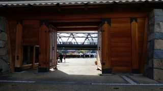 最近の再建できれいです。これだけ線路の北側にポツリと離れて