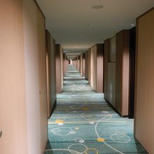 館内は長い廊下の両側にお部屋があります。