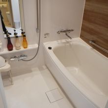 洗い場付きのバスルーム。アメニティもちゃんとそろっています。