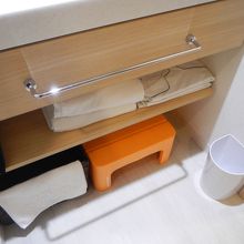 洗面台にはお子様むけのステップが。随所に配慮されてます。