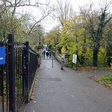 バス停からこんな小路を5分位歩きます