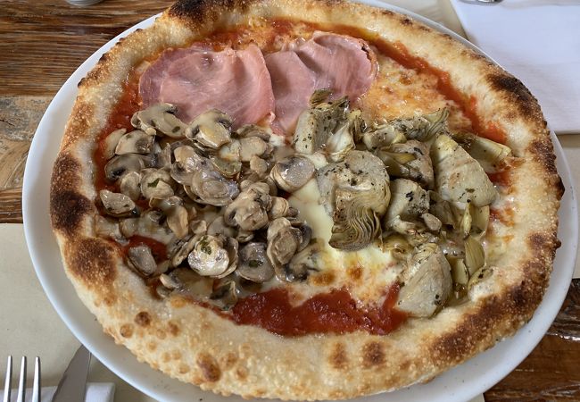 シニョーリ広場を眺めながらおいしいピザが食べられる