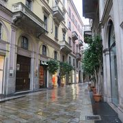 モンテナポレオーネ通りの北側にある通りです。