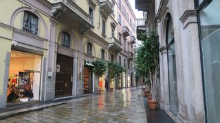 モンテナポレオーネ通りの北側にある通りです。