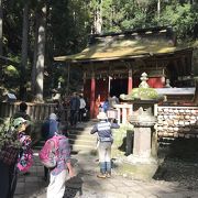 鳳来寺：東照宮、見事な紅葉の中に、徳川家康を祭る