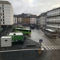 窓の外はバスターミナルでした