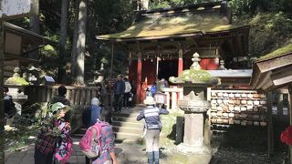 鳳来寺：東照宮、見事な紅葉の中に、徳川家康を祭る