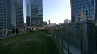 眼下に東京駅の全貌を見下ろすことができる屋上ガーデン