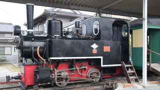 かつて井笠地区の交通を支えた井原笠岡軽便鉄道の記念館で小さな機関車と客車が展示されています。