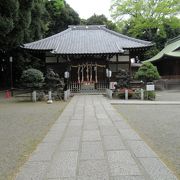長い参道の歴史ある神社