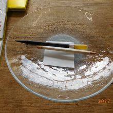 こちらのお皿に模様をつけます