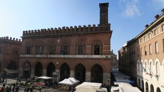 コムーネ宮 (クレモナ市庁舎)