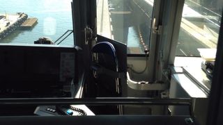 中から見ると平均台の上を歩いているよう