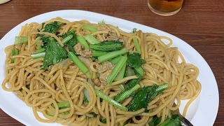 ランチタイムは行列のできるスパゲッティ屋