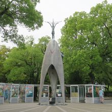 像を囲むように千羽鶴が飾られています