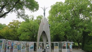 バックにある千羽鶴が印象的