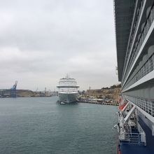 ゲートはあの客船の右