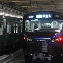 新宿駅停車中の相鉄の電車　紺色の電車です